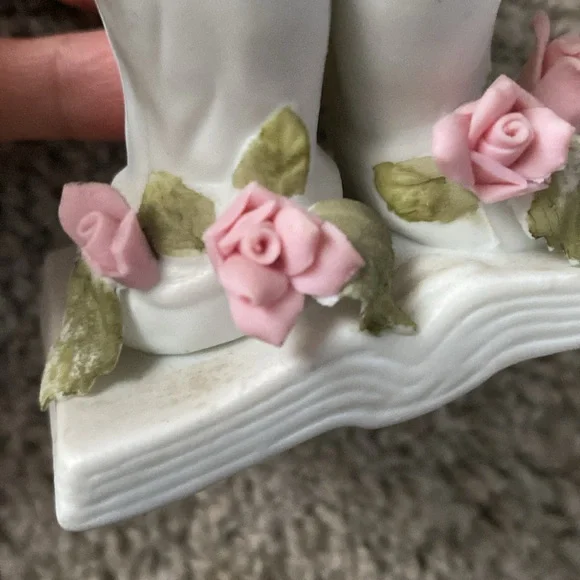 Vintage prayer hands over book and roses figurine - Picture 10 of 14